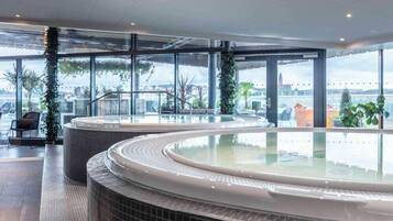 Inomhuspool och utomhuspool