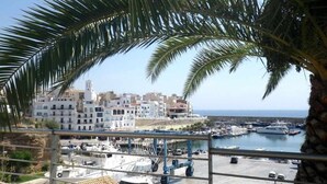 A coastal town with a marina, buildings, and a palm tree. - Beautiful villa not overlooked, private pool, free WIFI, 2800m from beaches (Ametlla De Mar, L')