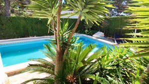 A swimming pool surrounded by lush greenery and a well-maintained hedge. - Beautiful villa not overlooked, private pool, free WIFI, 2800m from beaches (Ametlla De Mar, L')