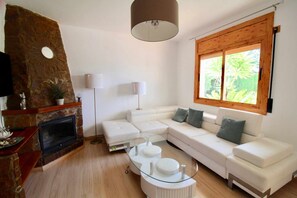 TV - Beautiful villa not overlooked, private pool, free WIFI, 2800m from beaches (Ametlla De Mar, L')