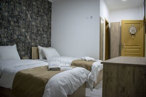 Minibar, escritorio, tabla de planchar con plancha y wifi gratis 