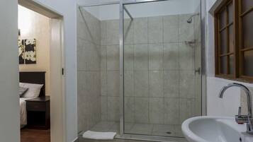 雙人房 | 浴室 | 淋浴設備、毛巾