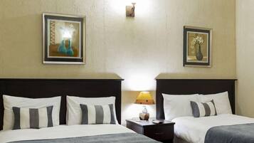 雙人房 | 迷你吧、床單