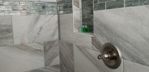 Combined shower/bathtub, hair dryer, towels, soap - Central Florida Casi Casa - Titusville, Golfing, Biking, Space Center, Corp Rntl (Titusville)
