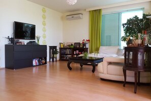 テレビ、書庫、ステレオ