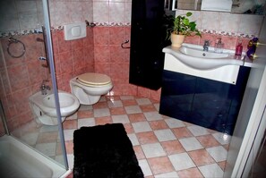 Duschwanne, Haartrockner, Bidet, Handtücher