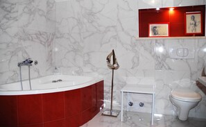 Duschwanne, Haartrockner, Bidet, Handtücher