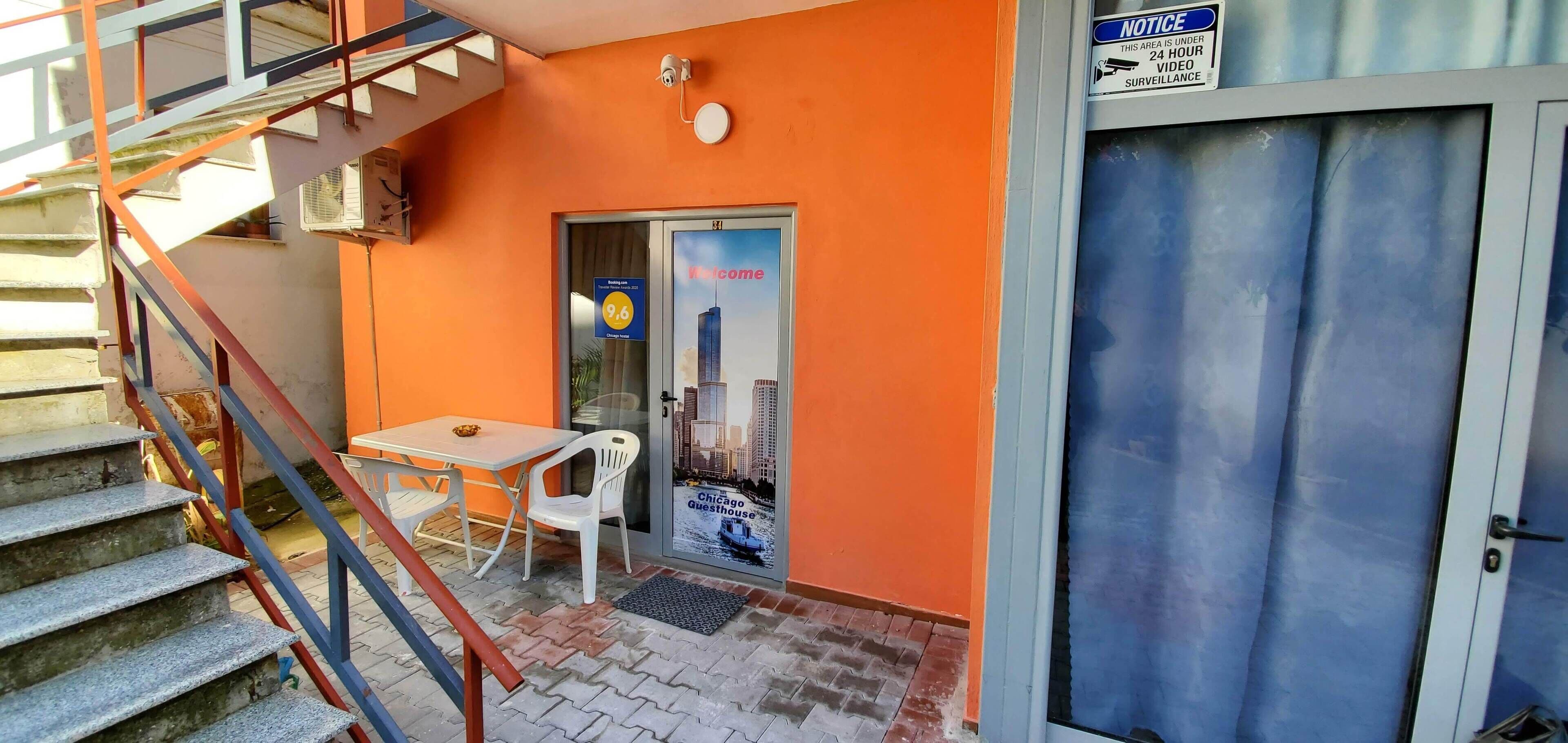 Chambre Double Confort, 1 très grand lit, accessible aux personnes à mobilité réduite, vue ville | Terrasse/Patio
