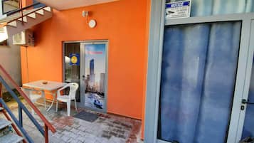 Chambre Double Confort, 1 très grand lit, accessible aux personnes à mobilité réduite, vue ville | Terrasse/Patio