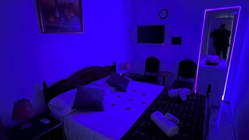 Kahden hengen romanttinen huone | Yksilöllisesti sisustettu, yksilöllisesti kalustettu