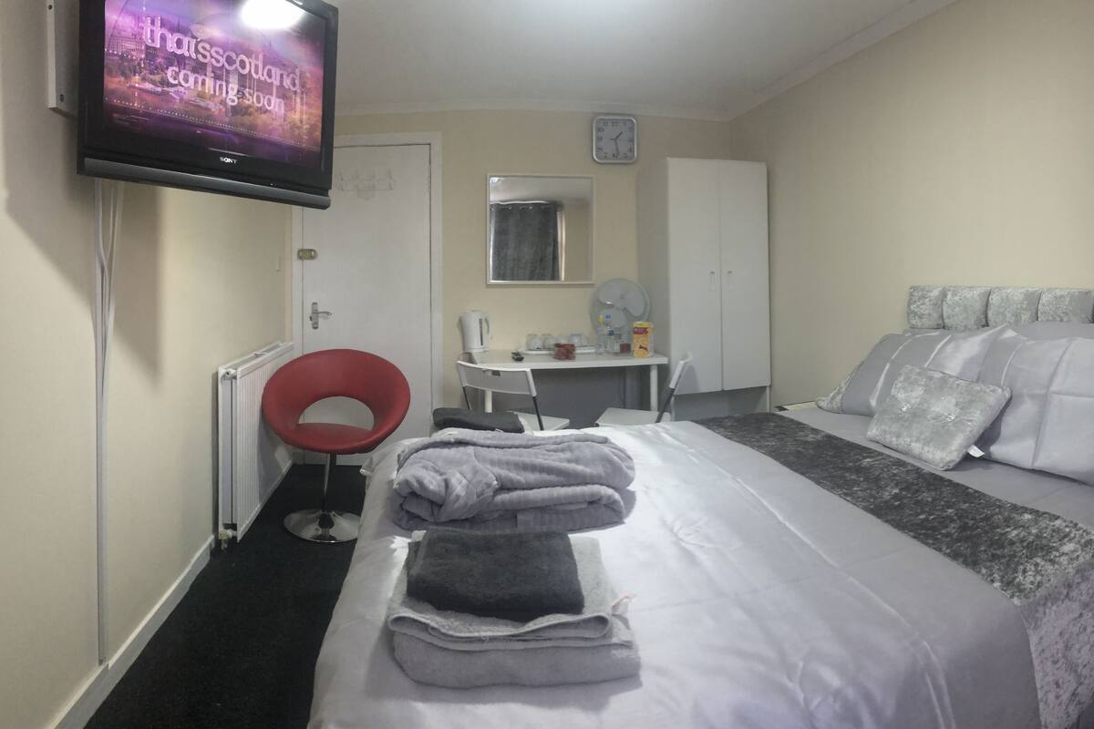 1 bedroom, individually decorated, individually furnished