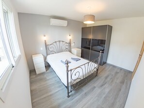 4 bedrooms, iron/ironing board, free WiFi, bed sheets