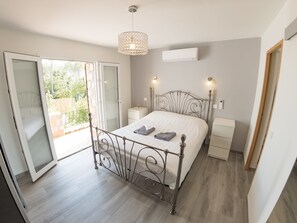 4 makuuhuonetta, silitysrauta/-lauta, ilmainen Wi-Fi, vuodevaatteet