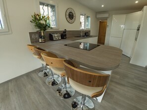 Jääkaappi, mikroaaltouuni, uuni, liesi