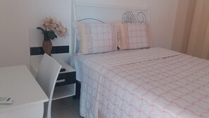 雙人房, 1 張標準雙人床, 非吸煙房 | 書桌、熨斗/熨衫板、摺床/加床 (收費)、免費 Wi-Fi