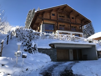 Façade Est cÎté route en Hiver / Main facade East in Winter