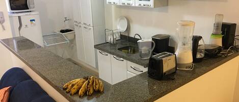 Réfrigérateur, micro-ondes, four, plaque de cuisson