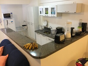 Fridge, microwave, oven, stovetop - Room and Room in the Heart of Maceió Waterfront (Ponta Verde)