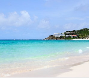 Chaises longues, serviettes de plage