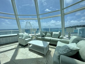 Smart TV, DVD player, livros, biblioteca musical