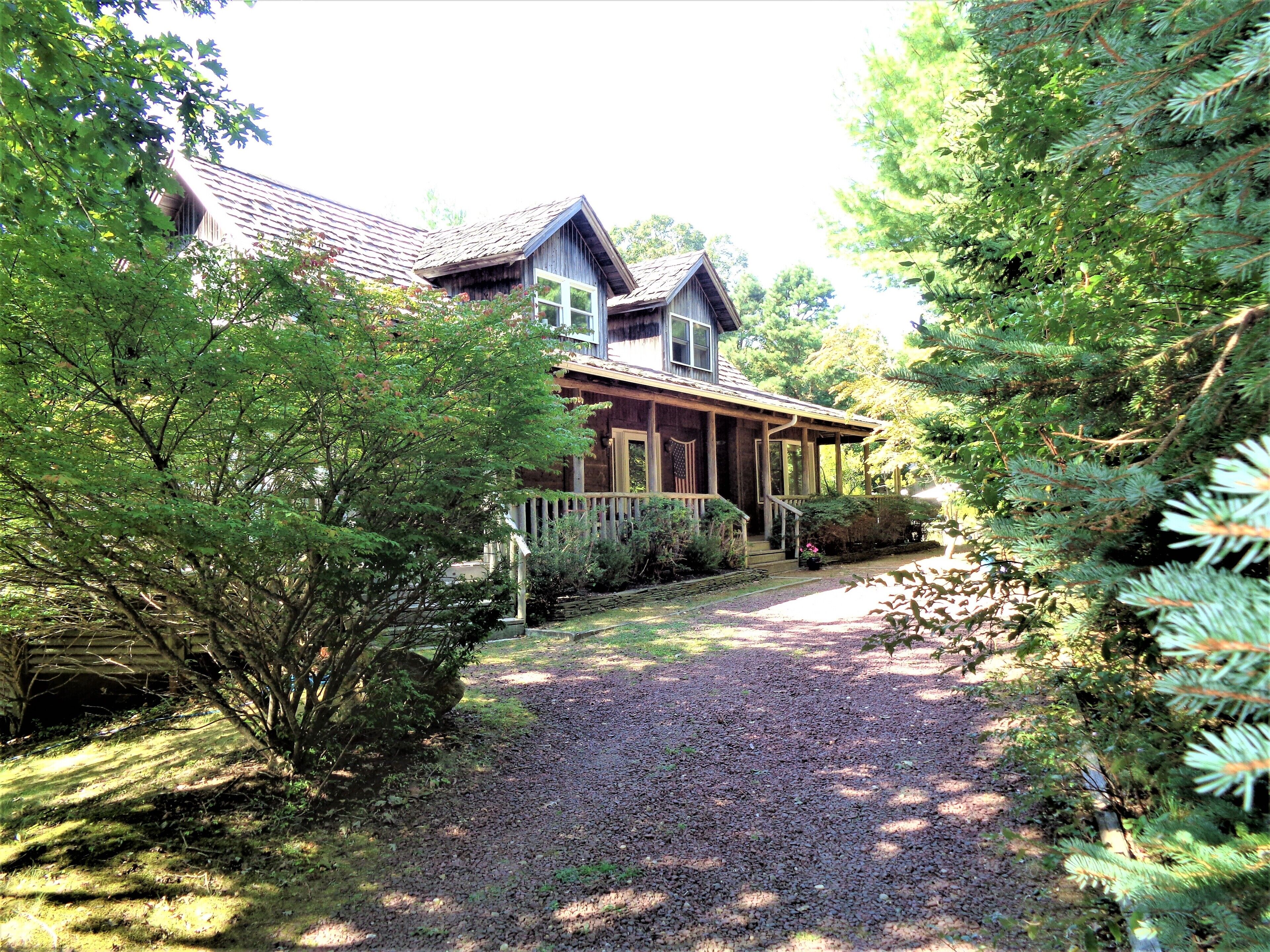 "sea Lodge"- A Luxe Retreat in East Hampton a Short Walk to a bay Beach