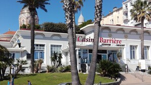 A building with a sign reading "Casin' Barrière". - Superior 3-room villa (FREJUS)