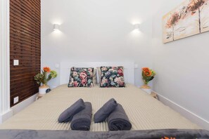 1 soverom, lydisolert, strykejern/-brett og reiseseng for barn