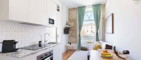 Køleskab, mikrobølgeovn, ovn, kogeplade