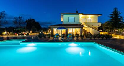 Il Nocciolo 12, Emma Villas