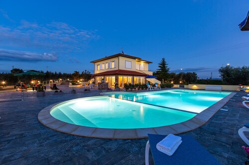 IL NOCCIOLO 12 nukkuu, huvila yksityisellä uima-altaalla yksinomaiseen k��yttöön!