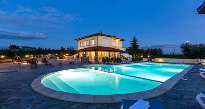 IL NOCCIOLO 12 nukkuu, huvila yksityisellä uima-altaalla yksinomaiseen k��yttöön!