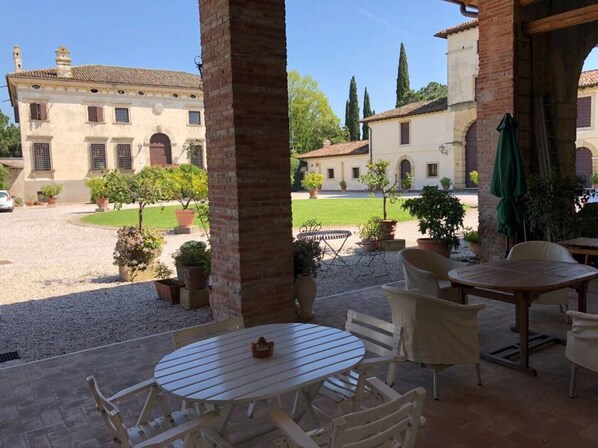 Outdoor dining - Relaxing historic villa, cycle path to the city center, lake, Valpolicella (Corno Alto)