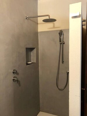 Shower, hair dryer, bidet, towels - Relaxing historic villa, cycle path to the city center, lake, Valpolicella  (Corno Alto)
