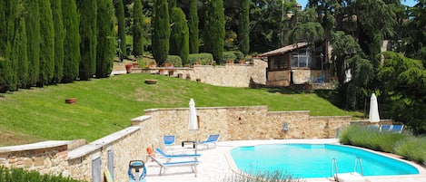 Una piscina al aire libre