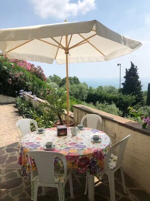 Outdoor dining - GARDA LANDSCAPE - Apartment in Villa with Garden and Private Pool (Padenghe Sul Garda)