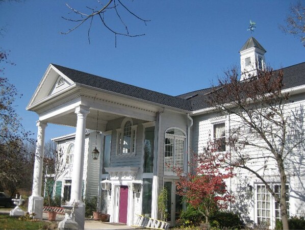 Exterior - Inntiquity A Country Inn (Logansport)