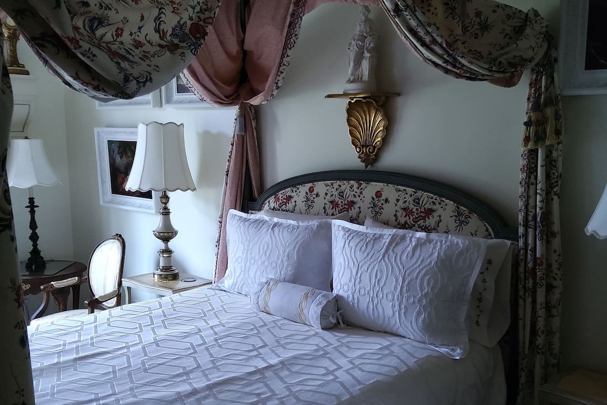 Baroque Room | Premium bedding, down comforters, Tempur-Pedic beds