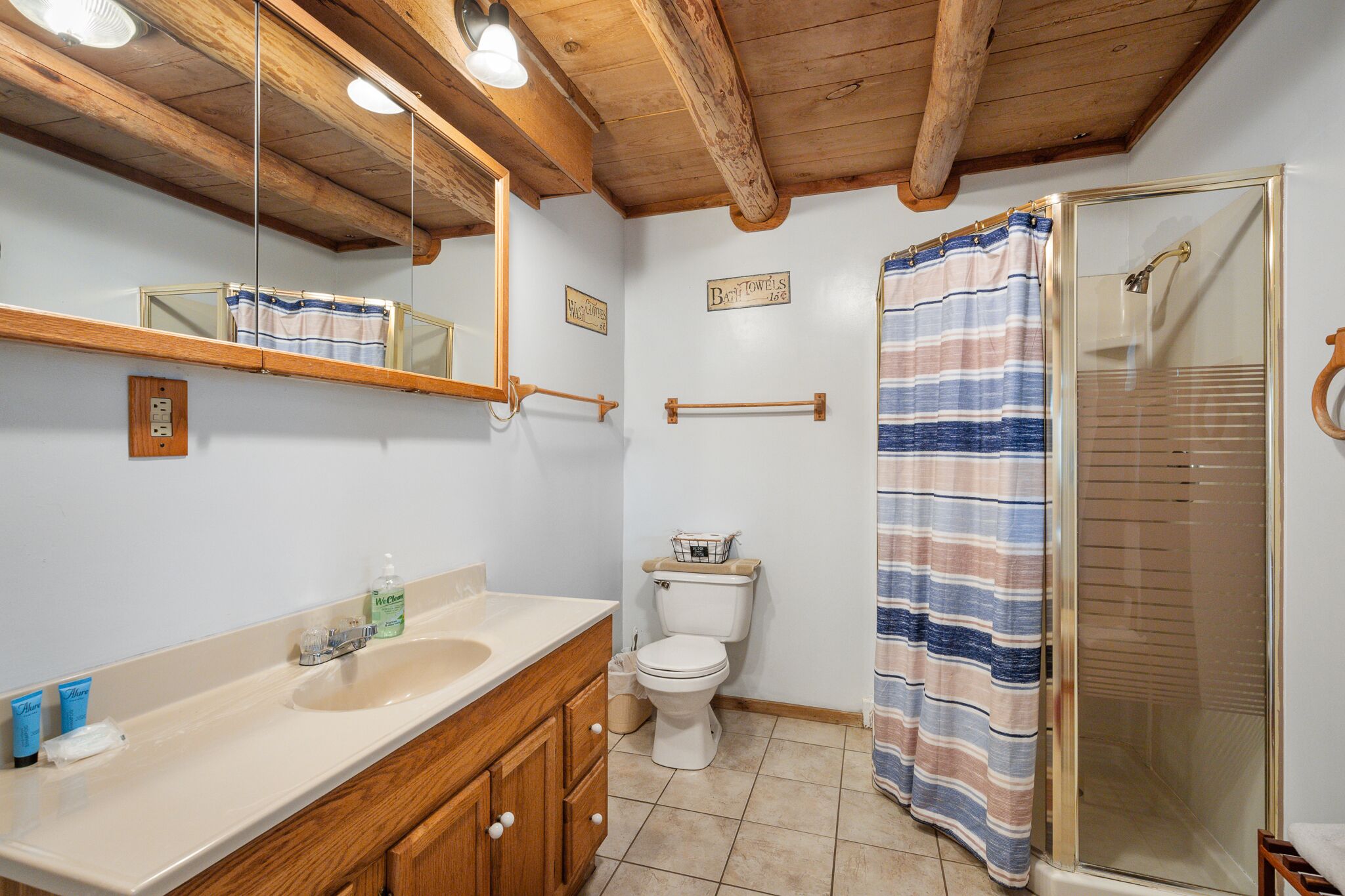 淋浴设施、吹风机、毛巾、肥皂