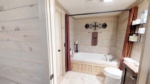 Bathtub, towels, shampoo, toilet paper - Waterfront Retreat in Toledo Bend (Many)