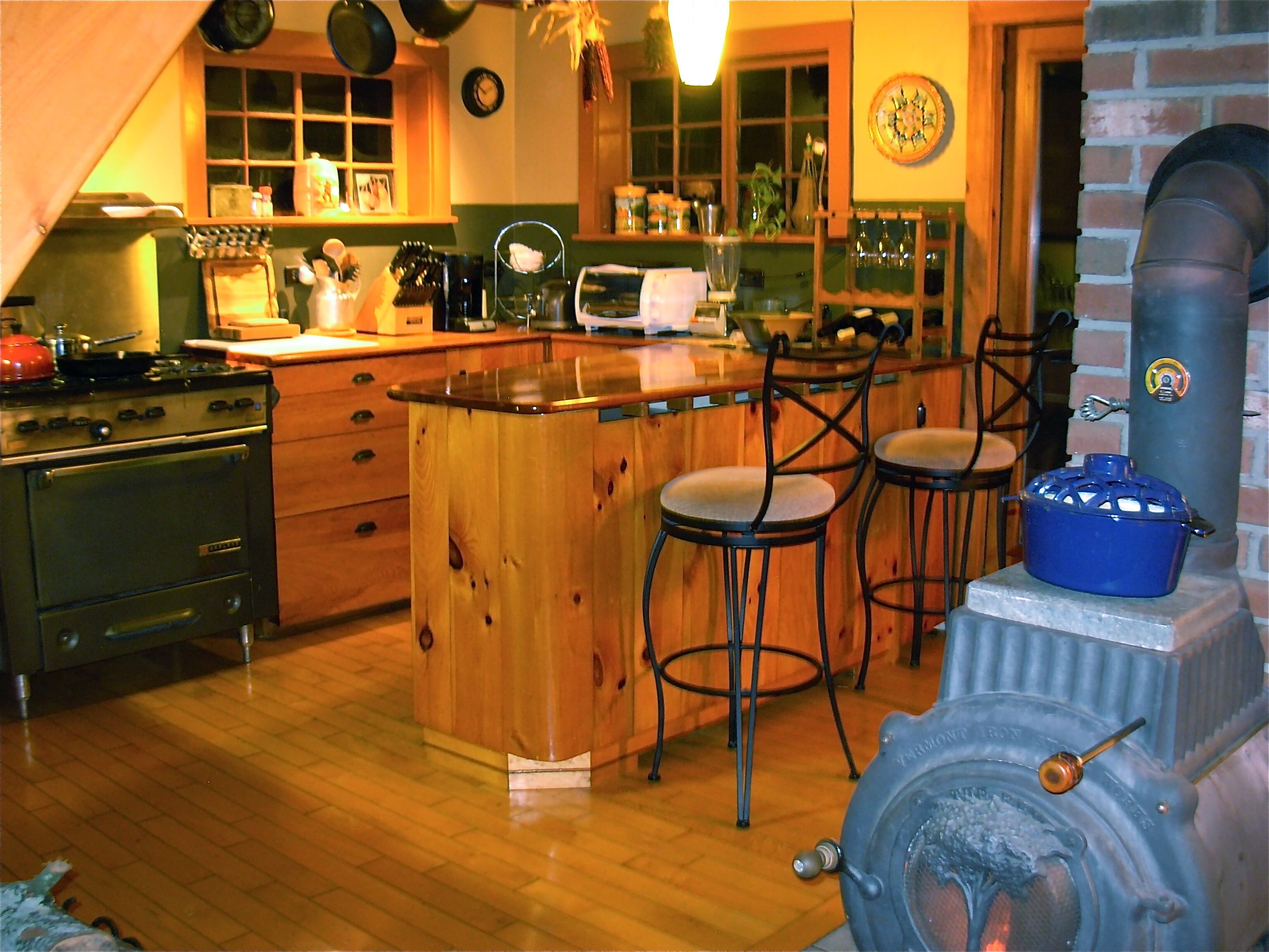 Beautiful, Unique Country House w/Large Deck