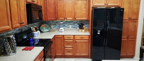 Frigorífico, microondas, horno y placa de cocina