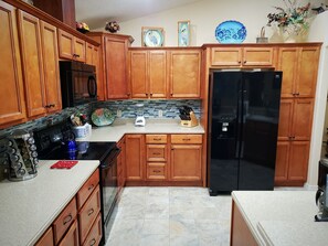 ثلاجة، ميكروويف، فرن، موقد طهي مسطح