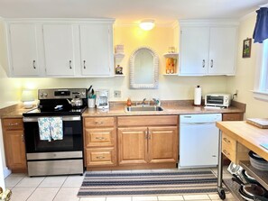 Fridge, microwave, oven, stovetop - Best of Both Beaches! (York)