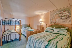 2 bedrooms, iron/ironing board, free WiFi, wheelchair access - Ocean Front Directly On Beach Walk Out To The Sand (Ocean City)