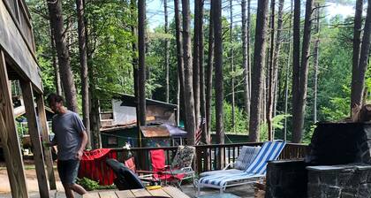 Yksityinen telakka suojatussa poukamassa