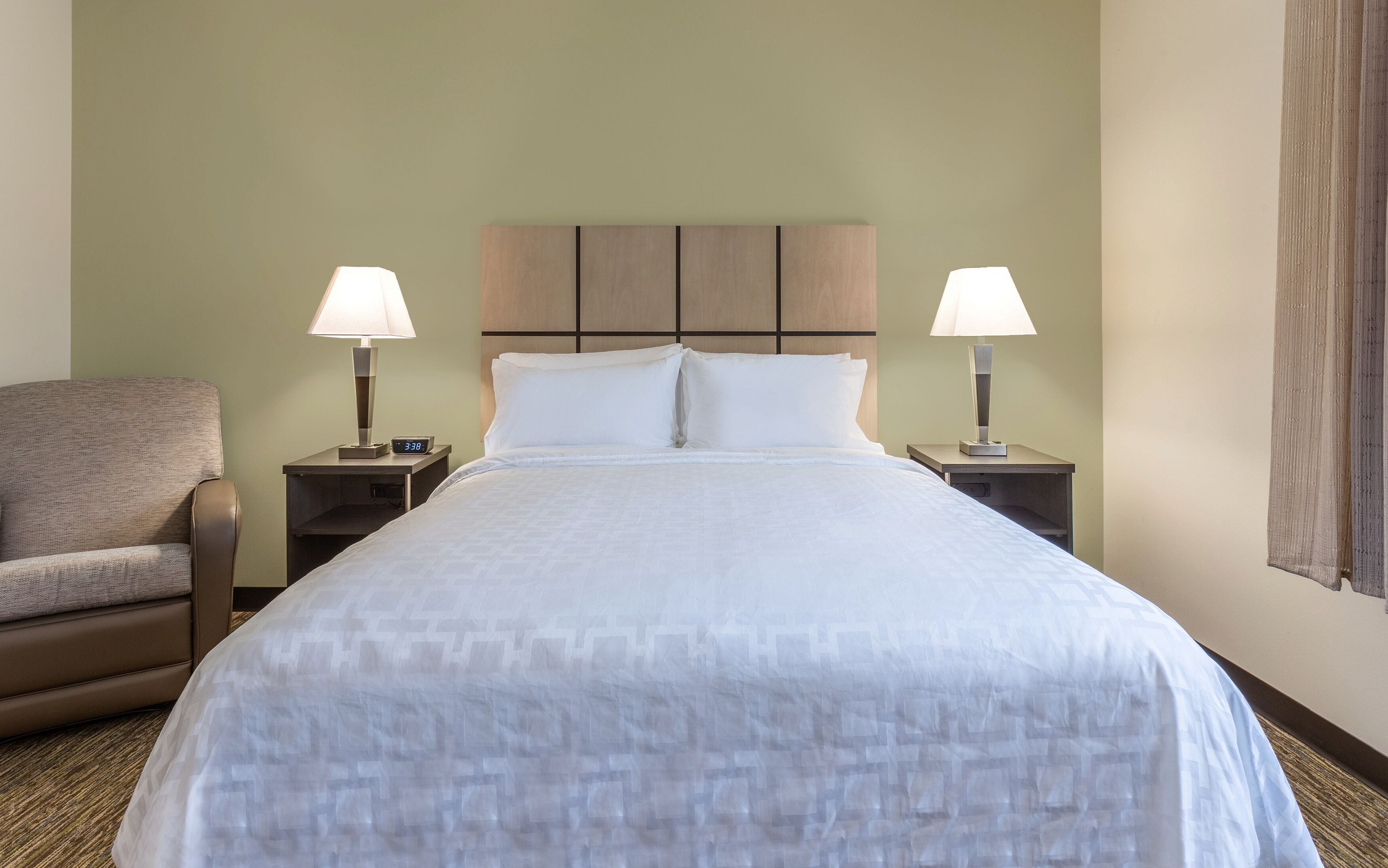 1 bedroom, desk, blackout curtains, soundproofing