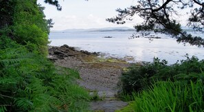 على الشاطئ، كراسي للتشمس، مناشف للشاطئ