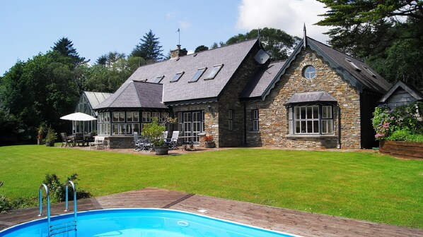 حمّام سباحة مُدفَّأ