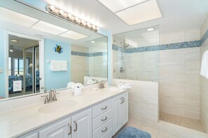 Douche, séchoir à cheveux, serviettes fournies