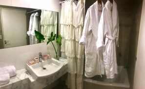 Family Apartment | Bathroom | Combined shower/bathtub, rainfall showerhead, slippers, towels